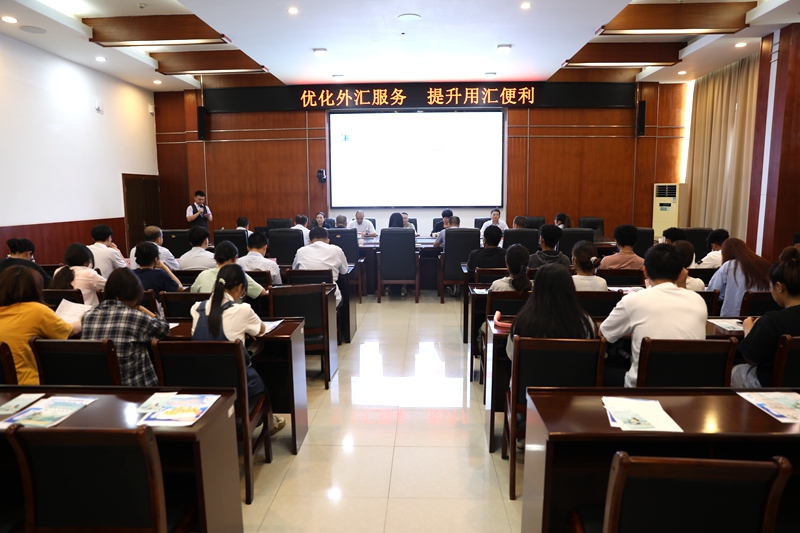 互聯(lián)網(wǎng)-賀州市分局-國(guó)家外匯管理局賀州市分局到賀州學(xué)院開展“優(yōu)化外匯服務(wù) 提升用匯便利”宣傳活動(dòng)-20240612.jpg